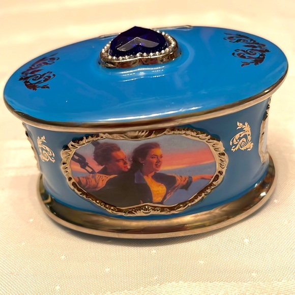 Titanic Heirloom 1990 Porcelain Music Box - Picture 3 of 10